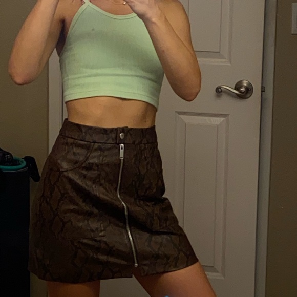 (Fake) Snake Skin w Zipper Skirt 🤠 - Picture 1 of 6
